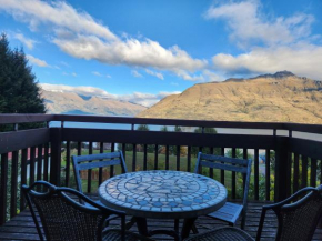 Devine Hideaway - Family Rustic Kiwi Bach - Beautiful Lake Views
